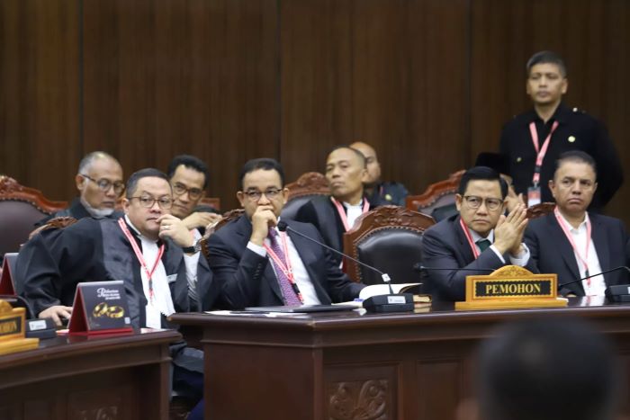 Kubu Calon presiden dan calon wakil presiden nomor urut 1 Anies Baswedan dan Muhaimin Iskandar hadir dalam sidang putusan perselisihan hasil Pilpres 2024 di Gedung MK, Jakarta.