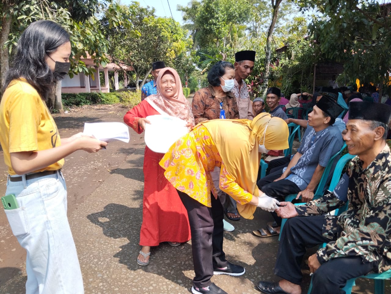 Puluhan warga di Kelurahan Kledung Karangdalem, Banyuurip, Purworejo dicek kesehatan gratis saat acara silaturahmi pada Minggu (21/4).&nbsp;(ISTIMEWA)
