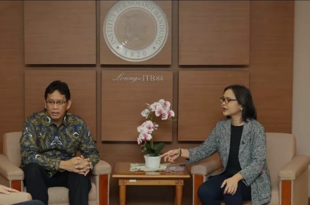 Ketua Dewan Komisioner LPS Purbaya Yudhi Sadewa bersama Rektor ITB Prof. Reini Wirahadikusumah