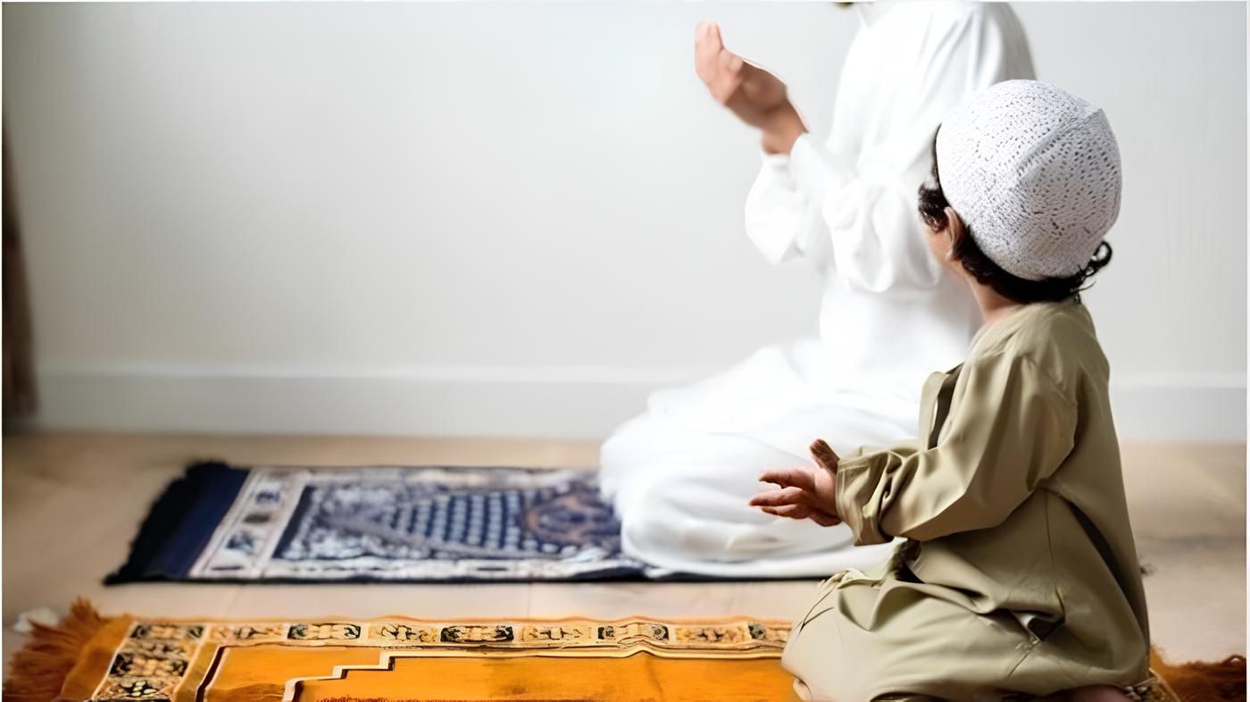 Orang tua dan anak sedang berdoa