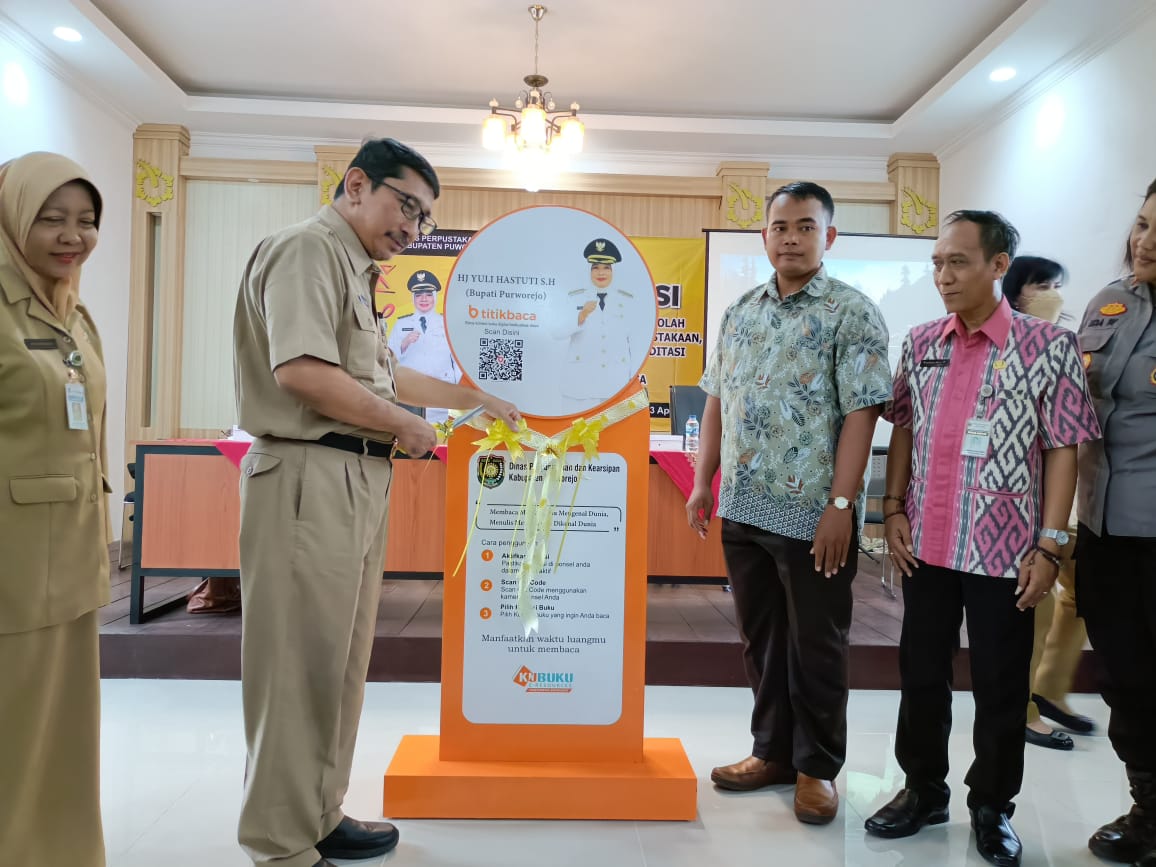 PJ Sekda Purworejo Achmad Kurniawan Kadir saat meluncurkan layanan Titik Baca Digital di aula Perpustakaan Purworejo, Selasa(23/4).