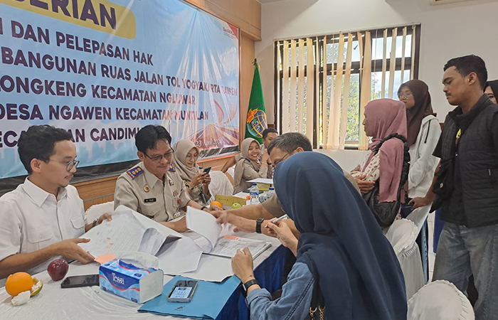 URUS ADMINISTRASI: Sejumlah warga datang ke Kantor Badan Pertanahan Nasional (BPN) Kabupaten Magelang untuk menerima uang ganti kerugian (UGR) proyek jalan tol Jogja-Bawen.