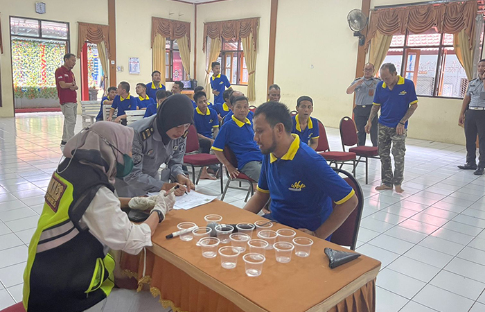 ANTISIPASI: Puluhan WBP Rutan Purworejo menjalani tes urine sebagai upaya pencegahan penyalahgunaan narkoba di lingkungan Rutan Purworejo, Selasa (23/4).ISTIMEWA