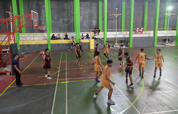 SPORTIF : Pertandingan bola basket antara tim Purworejo vs Wonosobo pada ajang Popda Eks Karesidenan Kedu di GOR Gembira Kebumen. (M Hafied/Radar Jogja)