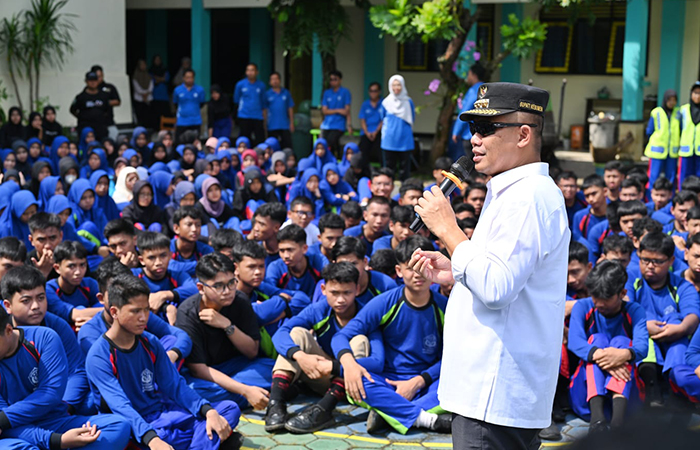 BERBAUR : Bupati Kebumen Arif Sugiyanto menghadiri kegiatan di SMA Negeri 1 Karanganyar.(Dokumentasi Prokopim Kebumen)