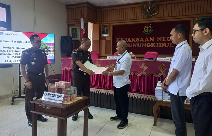 SIMBOLIS: Kejari Gunungkidul mengembalikan uang sitaan hasil korupsi mantan Direktur RSUD Wonosari dan ASN Pemkab Gunungkidul kemarin (24/4).