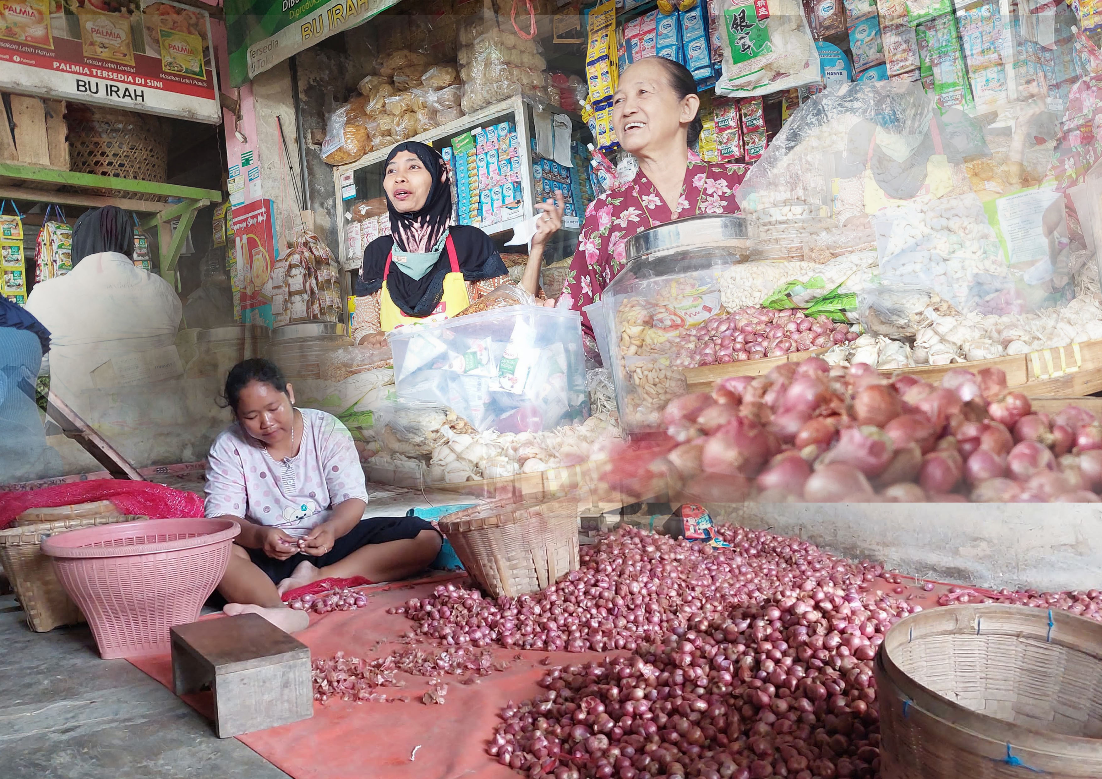 Penjual bawang merah di Pasar Wates dan produsen bawang goreng saat memilah bawang merah sebelum dibersihkan.
