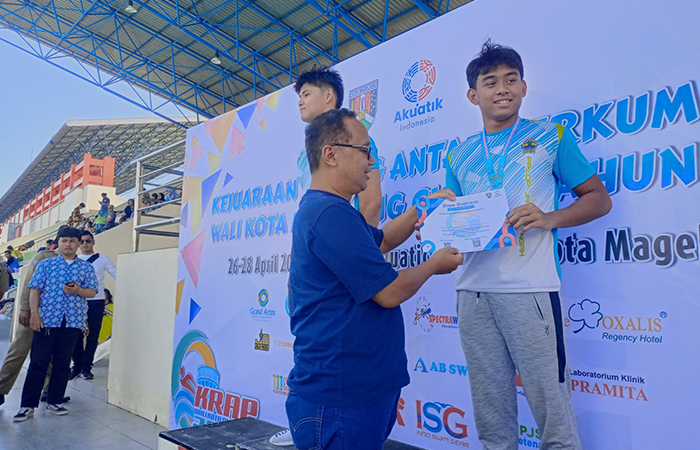 SIMBOLIS: Wali Kota Magelang Muchamad Nur Aziz saat menyerahkan piagam penghargaan kepada perenang berprestasi.ISTIMEWA