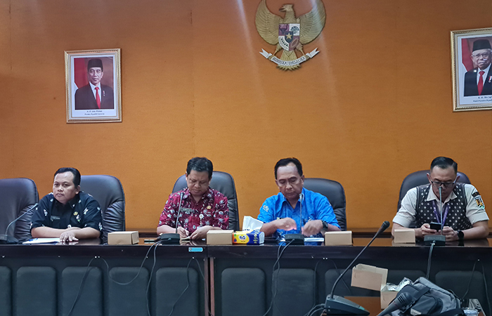 PAPARAN: Direktur PDAM Kota Magelang, Kepala Bidang Pendapatan BPKAD, dan Kepala Prokompim Kota Magelang saat memberikan keterangan.NAILA NIHAYAH/RADAR JOGJA