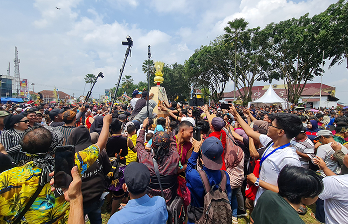 SEMARAK: Usai diberi aba-aba, warga berebut gunungan getuk dan palawija di Alun-Alun Kota Magelang, kemarin (28/4).
