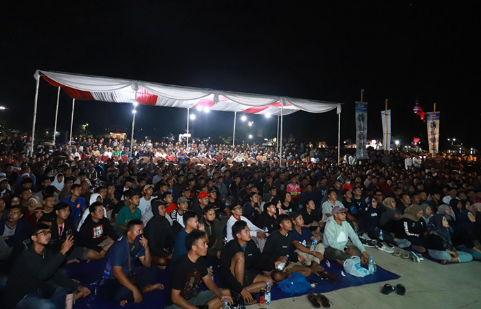 BERI DUKUNGAN : Kemeriahan nonton bareng (nobar) masyarakat Kebumen yang mendukung Timnas Indonesia U-23 di Piala AFC 2024.