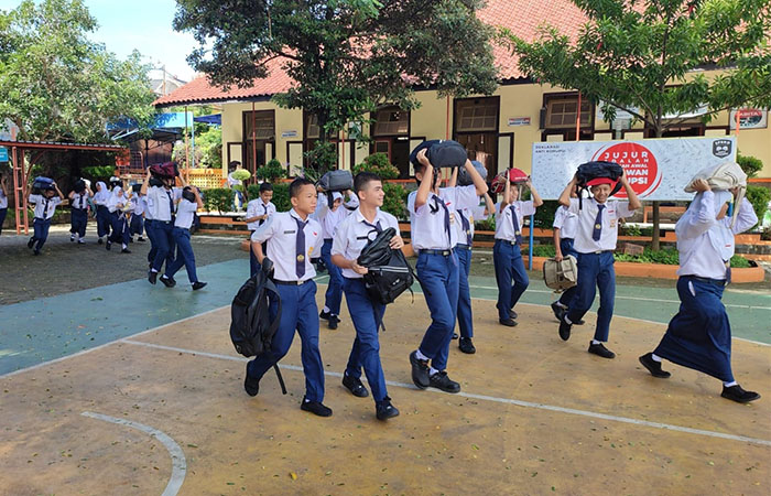 SIMULASI: Para siswa SMP N 2 Purworejo berlari sembari melindungi kepala saat mengikuti simulasi gempa bumi oleh BPBD Purworejo dan BMKG Banjarnegara, Senin (29/4).
