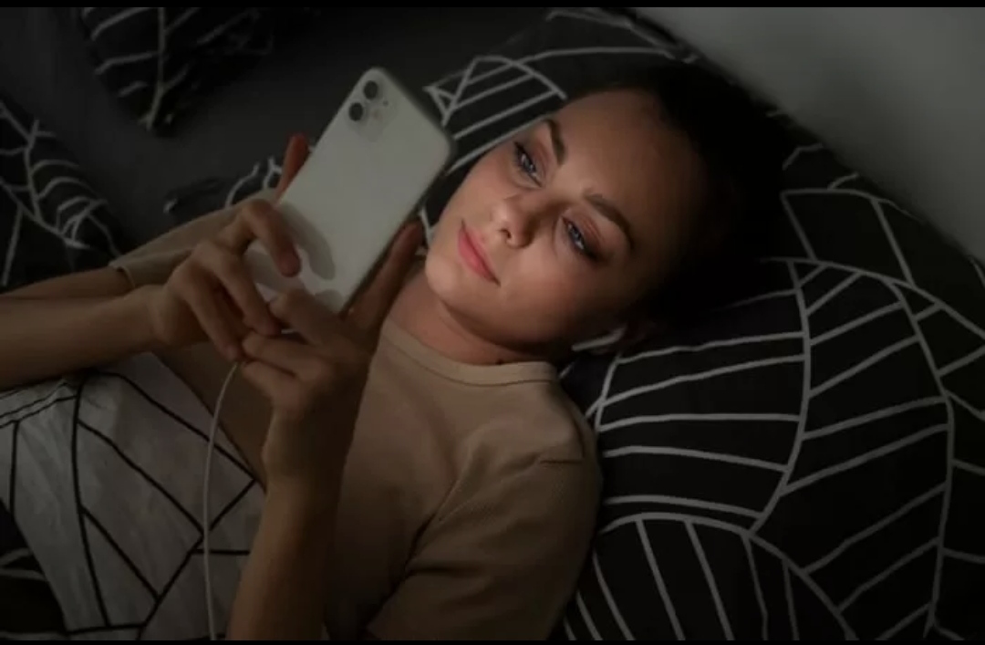 Ingat bermain handphone dapat merugikan diri kita sendiri.