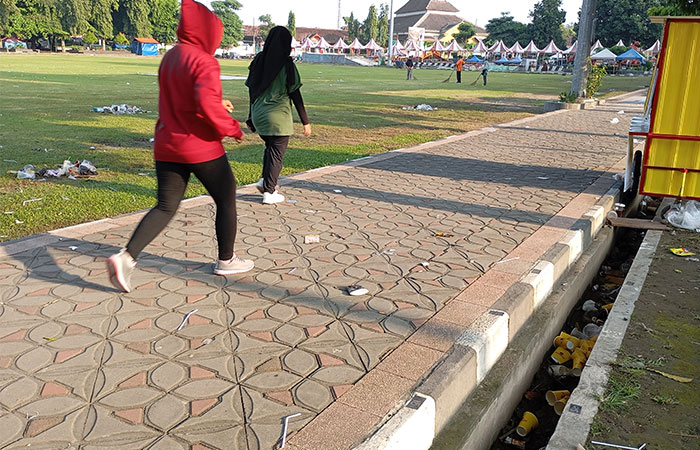 BERSERAKAN: Kondisi sampah yang tersebar di Lapangan Denggung usai kegiaatan nobar kemarin (30/4).