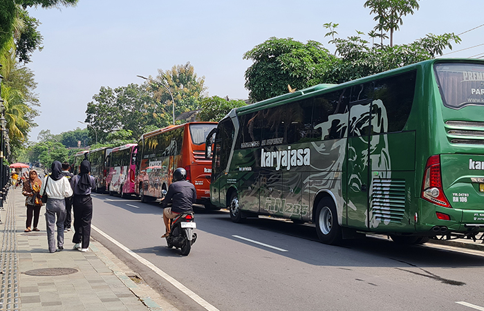 PINDAH SEMENTARA: Sejumlah bus pengangkut wisatawan ke Candi Borobudur. Lokasi parkir yang sebelumnya berada di dalam area TWC Borobudur, kini dipindah di Desa Ngaran dan Janan.