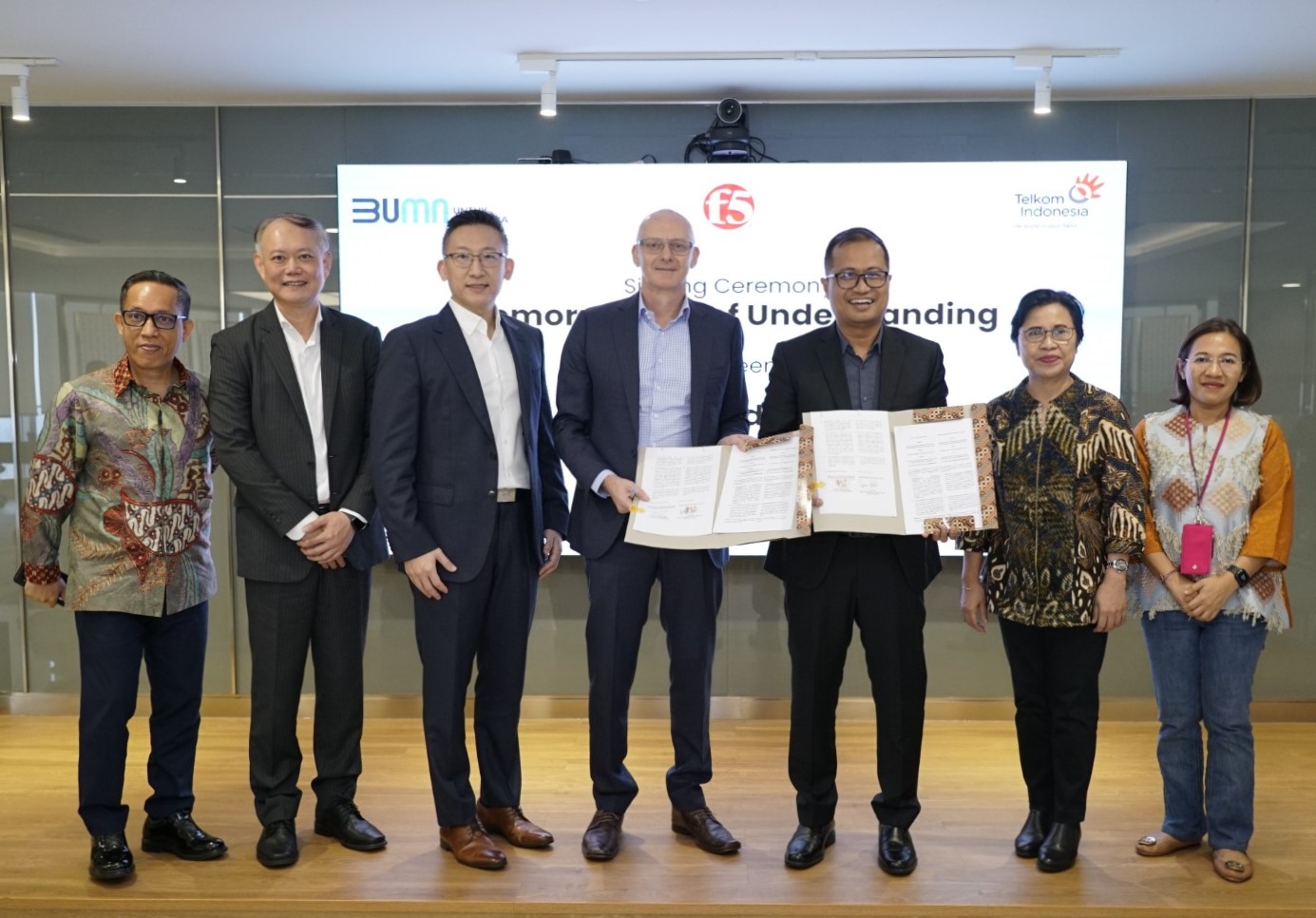 Direktur Strategic Portfolio Telkom, Budi Setyawan Wijaya (kedua dari kanan) dan Senior Vice President APCJ, F5 Adam Judd (kedua dari kiri)