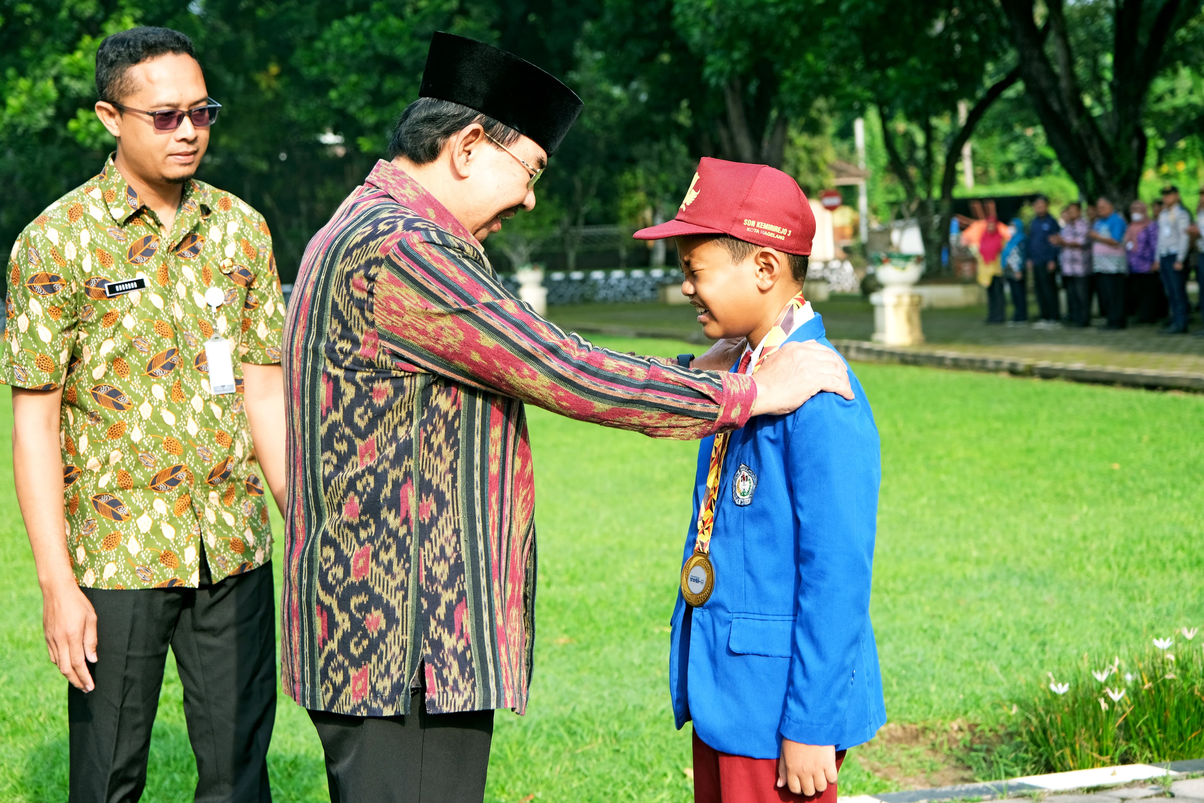 BERPRESTASI: Wakil Wali Kota Magelang M Mansyur saat mengalungkan medali emas kepada Raees Balapati Pradana,(2/5).