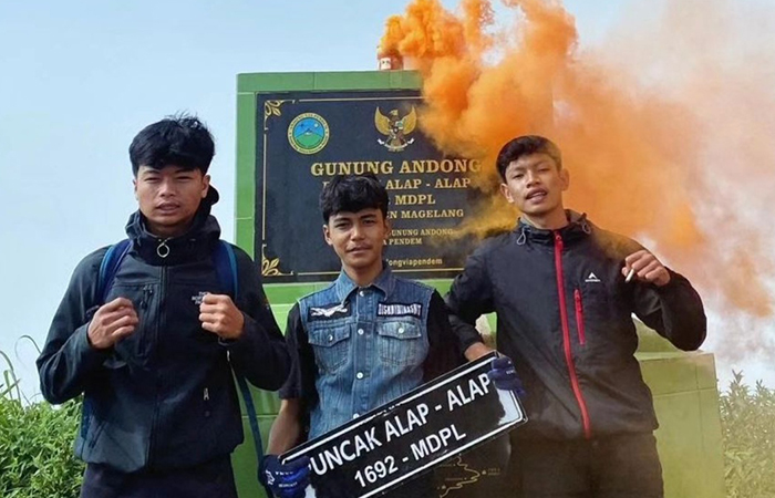 NEKAT: Beberapa pendaki menyalakan asap flare di Puncak Alap-Alap Gunung Andong pada Rabu (1/5). Sangat disayangkan karena bisa memicu terjadinya kebakaran.Instagram @andongviapendem&nbsp;