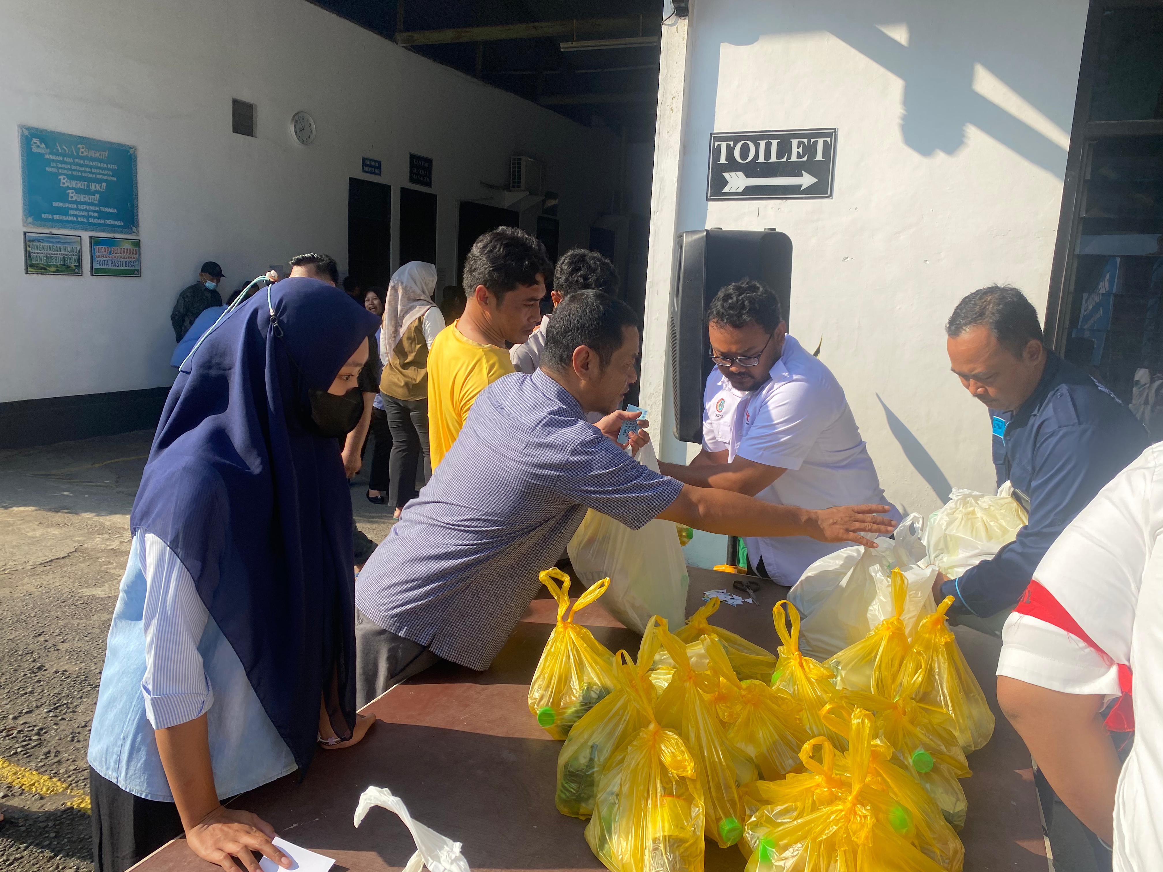 Peringati May Day dengan menggelar pasar murah