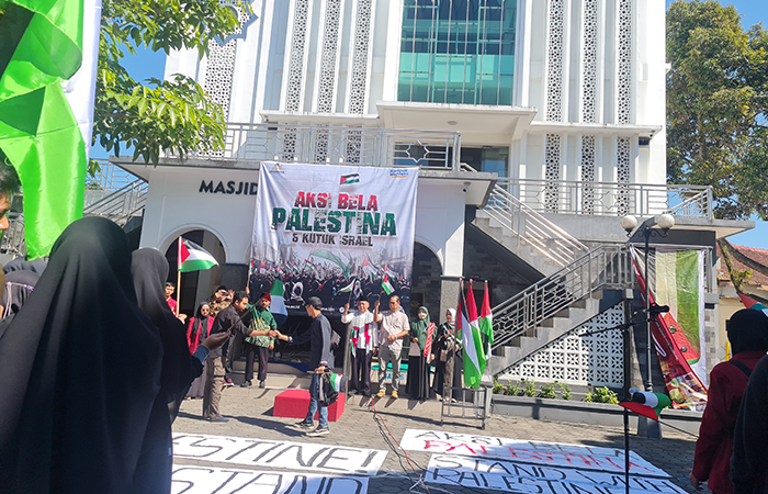 AKSI DAMAI:Sivitas akademika Unimma menggelar aksi bela Palestina dan kutuk Israel di halaman masjid kampus 2 Unimma, kemarin (7/5).NAILA NIHAYAH/RADAR JOGJA