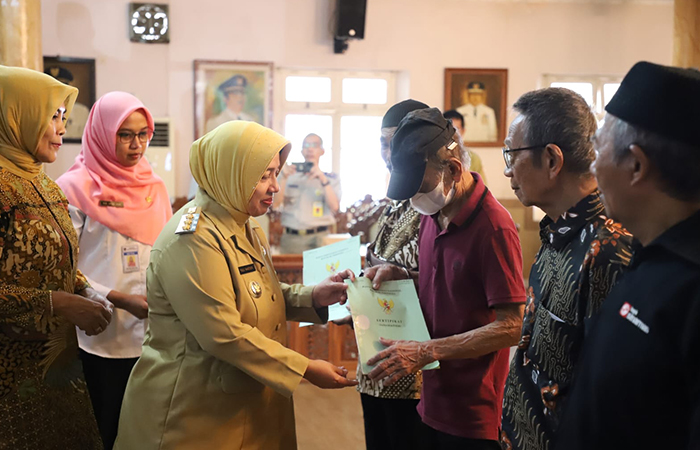 REWARD: Pemkab Purworejo menyerahkan SHM tanah secara gratis kepada 38 warga Kelurahan Mranti dan Desa Karangrejo, kemarin (7/5).