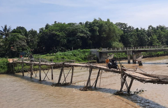 PERLU PENANGANAN : Jembatan Cacaban di Kecamatan Karanggayam ambles akibat bencana alam. Kondisi ini mengharuskan kendaraan roda empat dilarang melintas.