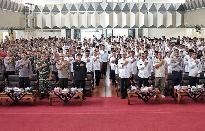 KOMITMEN BERSAMA: Pj Bupati Magelang&nbsp; bersama jajaran Forkopimda, OPD, camat, kepala desa se-Kabupaten Magelang saat menghadiri acara evaluasi kamtibmas selama Ramadan, Idulfitri, Pemilu, dan Pilkada