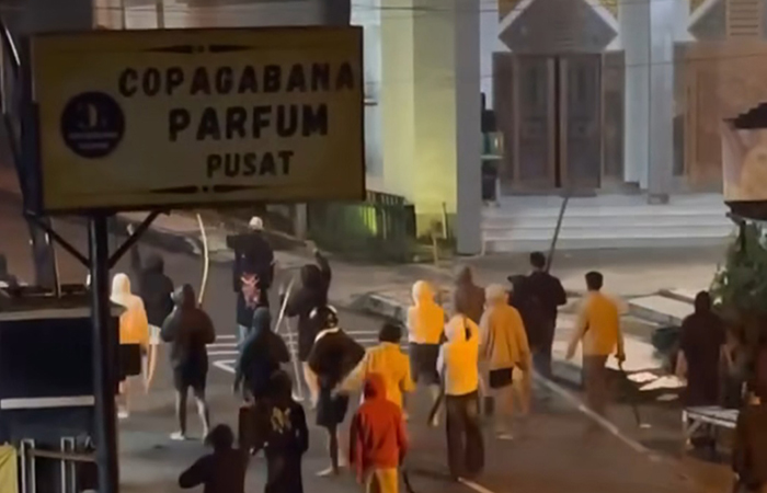 BENTROK: Dua kelompok terlibat tawuran di Jalan Beringin, Magelang Selatan pada Kamis (9/5) dini hari.Tangkapan Layar Instagram @magelang_raya