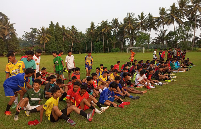 CARI PEMAIN : PS Ebod Jaya membuka seleksi pemain sebagai persiapan menghadapi Piala Soeratin. Seleksi ini berlangsung di Lapangan Stana Dawa Kecamatan Buluspesantren. (M Hafied/Radar Jogja)