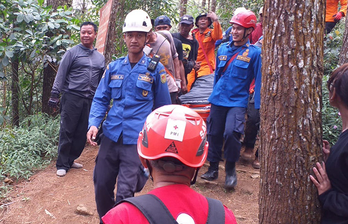 EVAKUASI: Tim gabungan berhasil mengevakuasi pendaki yang jatuh ke dalam jurang di Gunung Andong, Minggu (12/5).Tim Basarnas Unit Borobudur