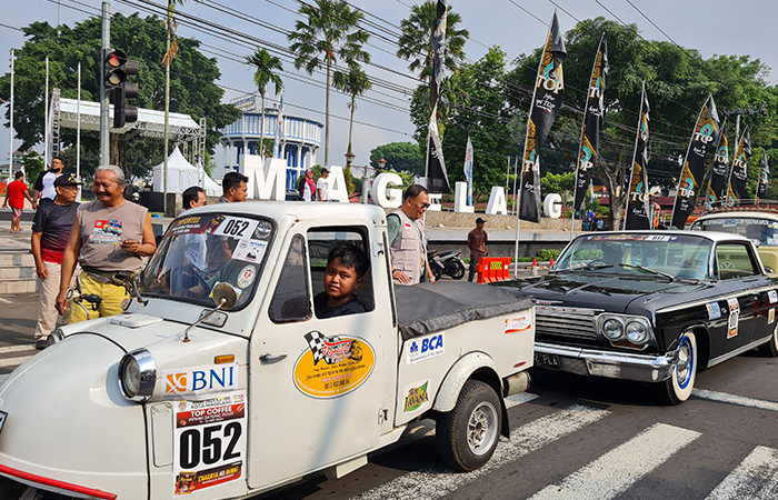 UNIK: Ratusan mobil kuno dengan berbagai merek menyusuri jalur Magelang-Jogja dengan titik start di Alun-alun Kota Magelang, Sabtu (11/5).NAILA NIHAYAH/RADAR JOGJA