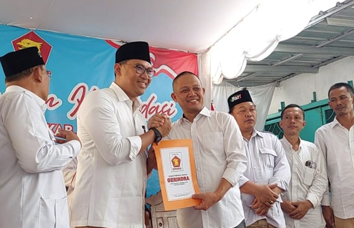 LOBI POLITIK : Bupati petahana Arif Sugiyanto mengambil formulir pendaftaran Pilkada 2024 di DPC Gerindra Kebumen.(M Hafied/Radar Jogja)
