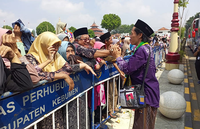 PAMITAN : Seorang jemaah calon haji asal Kebumen berpamitan kepada keluarga sebelum berangkat ke Tanah Suci. Sebanyak 1.366 JCH asal Kebumen diberangkatkan kemarin (12/5). (M Hafied/Radar Jogja)