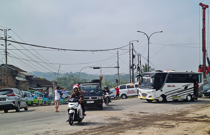 RAMAI: Banyak kendaraan dari berbagai arah yang hendak melintas, namun terlihat semrawut karena lampu lalu lintasnya mati.&nbsp;