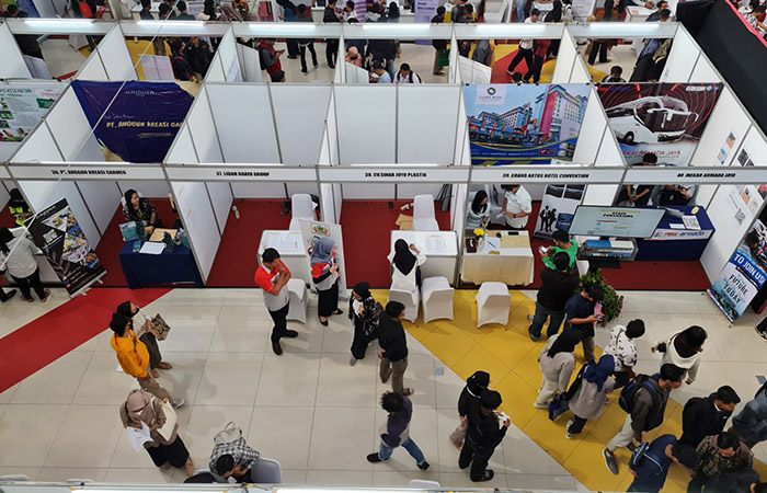 RAMAI: Atrium Artos Mall dipenuhi oleh para pencari kerja. Ada sebanyak 40 perusahaan hadir menawarkan sejumlah posisi.&nbsp;