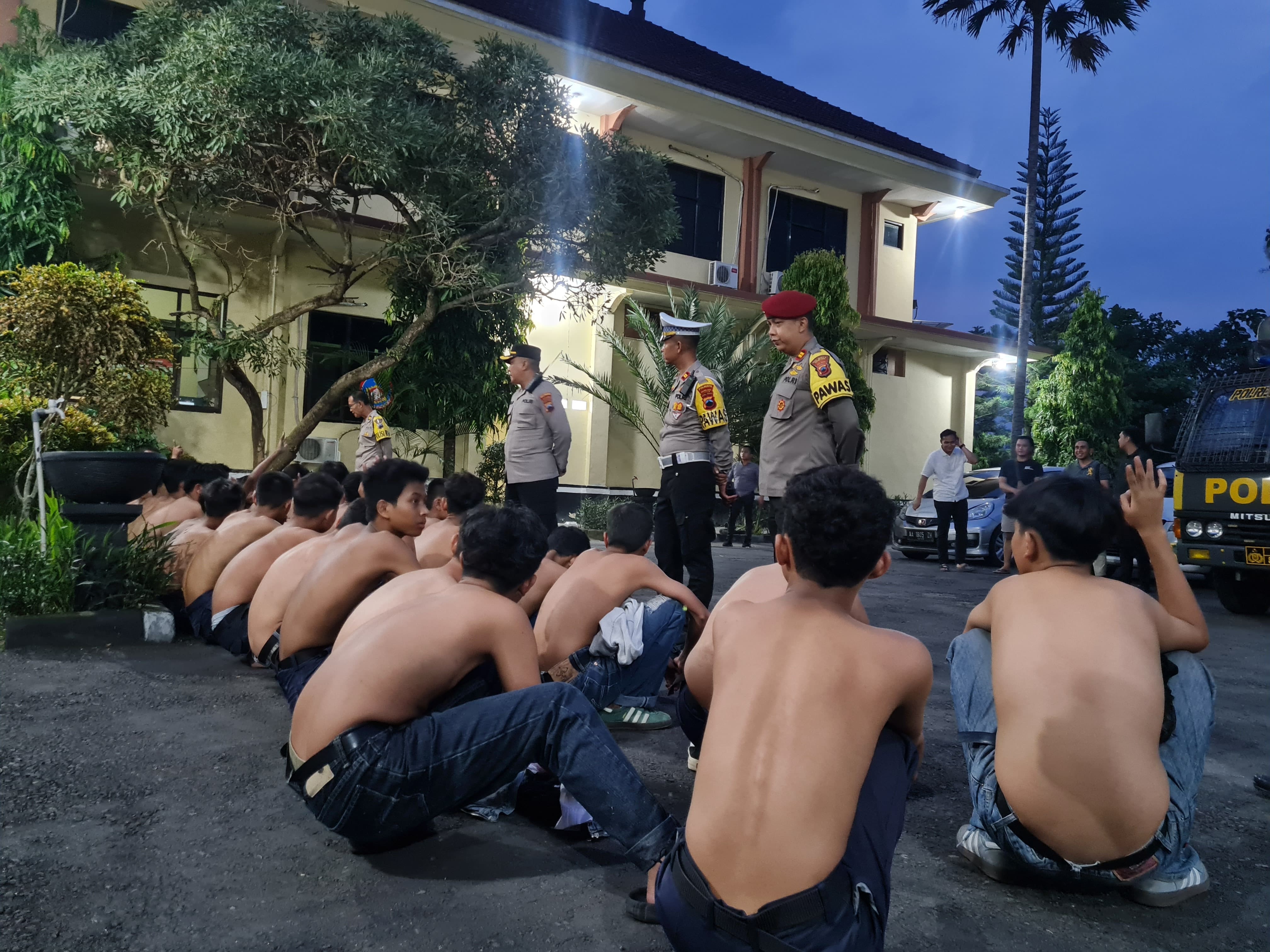 &nbsp;  DICIDUK: Puluhan siswa yang kebanyakan masih duduk di bangku SMP ini, diamankan polisi beserta kendaraannya karena hendak tawuran.  &nbsp;