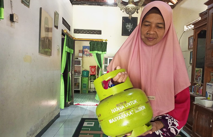 Warga yang menunjukan Tabung Gas Melon .M Hafied/Radar Jogja