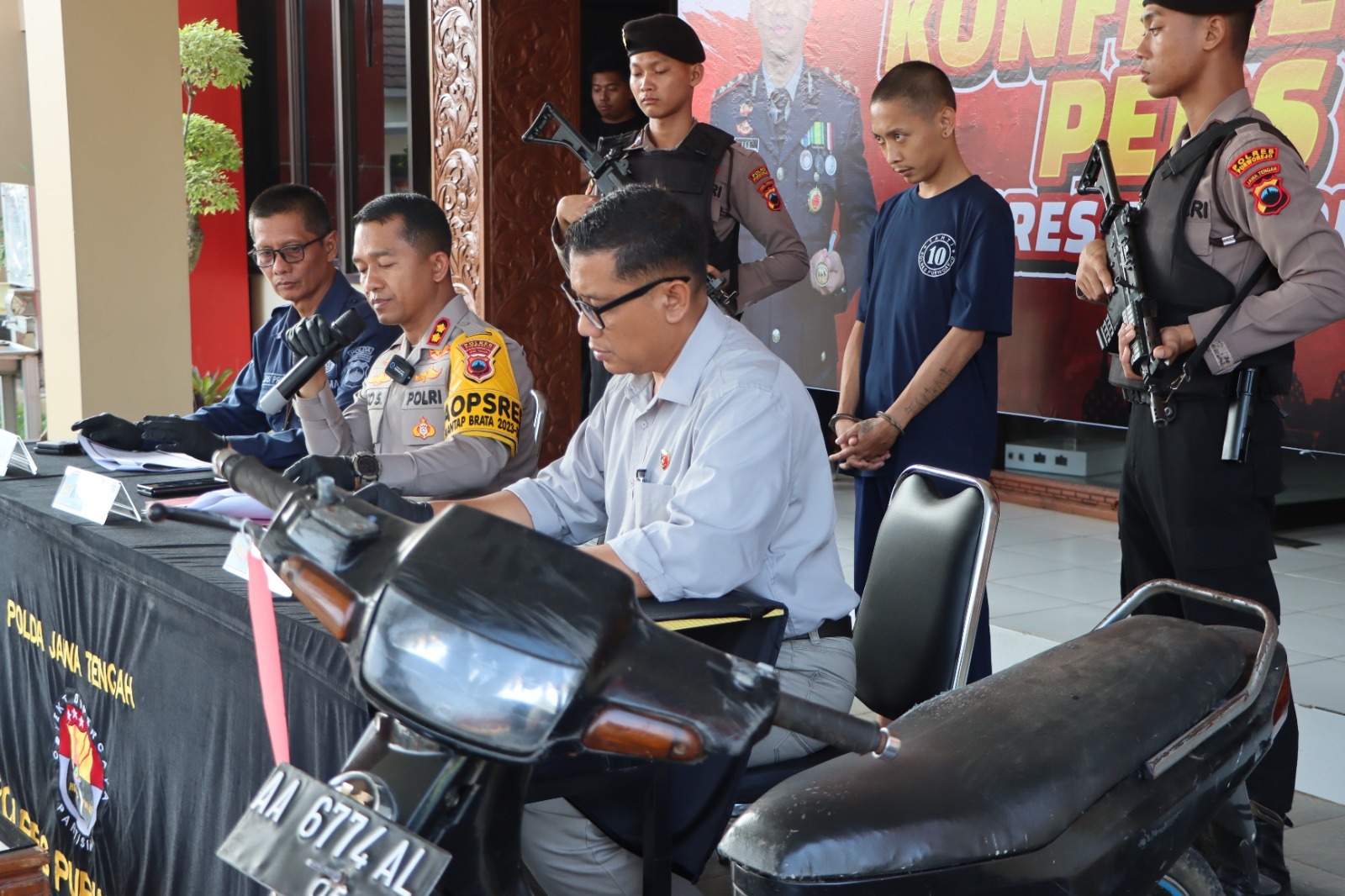 Residivis pencuri sepeda motor asal Bruno Purworejo dihadirkan dalam konferensi pers pada Rabu (15/5).