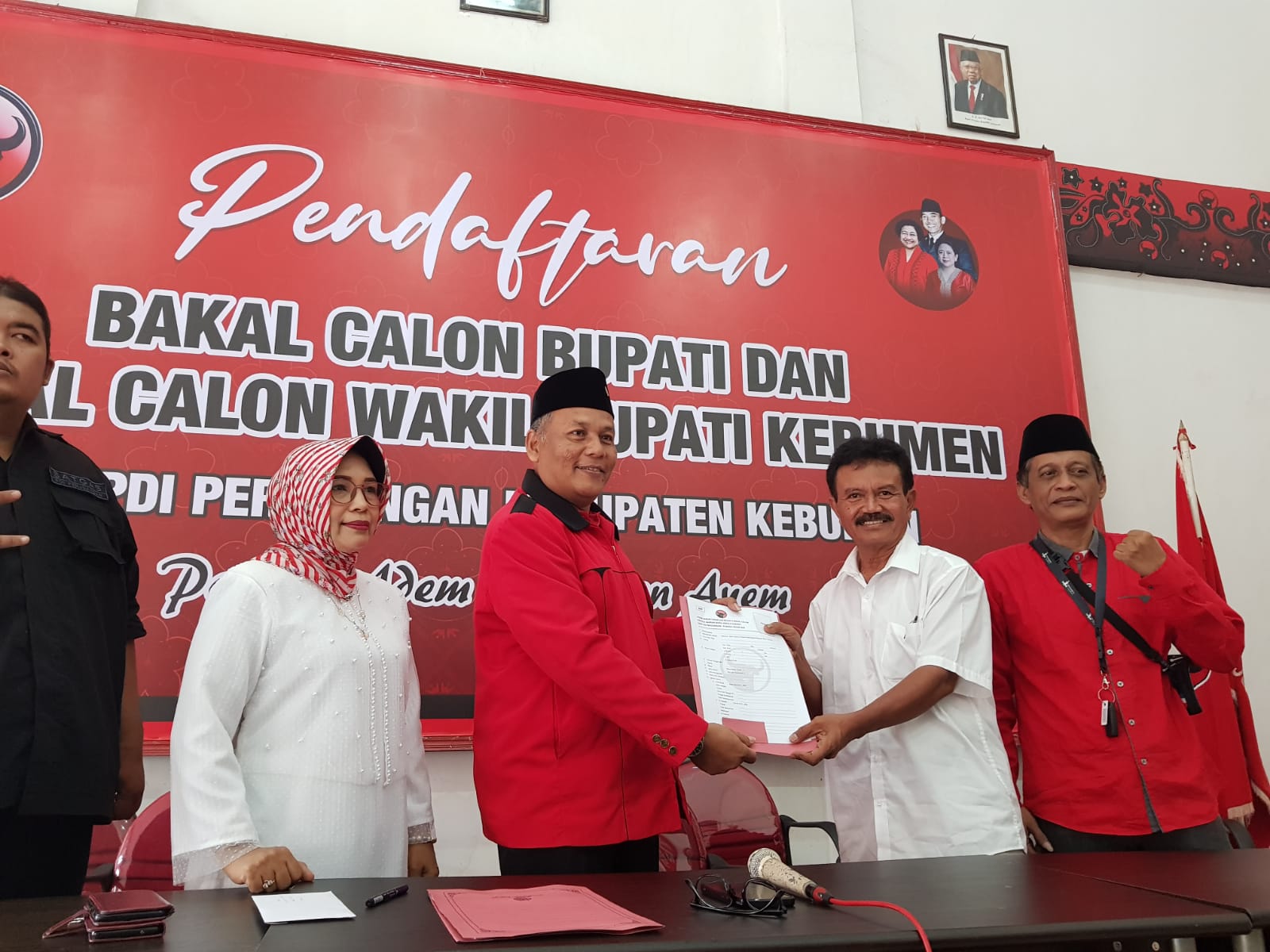 Mantan Sekretaris Daerah (Sekda) Kebumen Adi Pandoyo (kemeja putih) yang juga eks narapidana kasus korupsi mendaftar Pilbup Kebumen 2024 melalui PDI Perjuangan.
