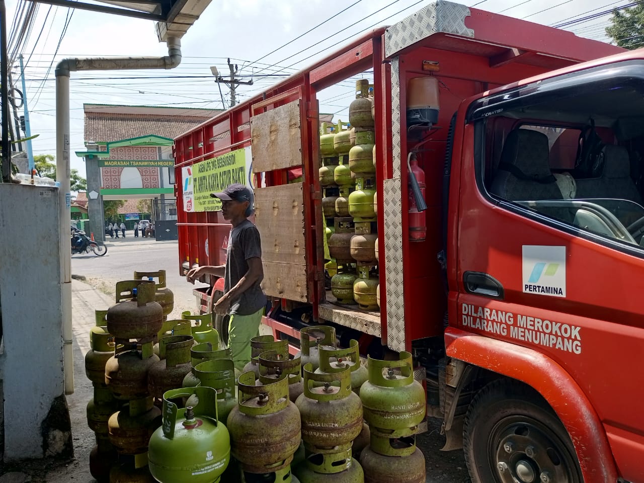 SULIT DICARI : Tumpukan gas elpiji bersubsidi di salah satu pangkalan di Kebumen.