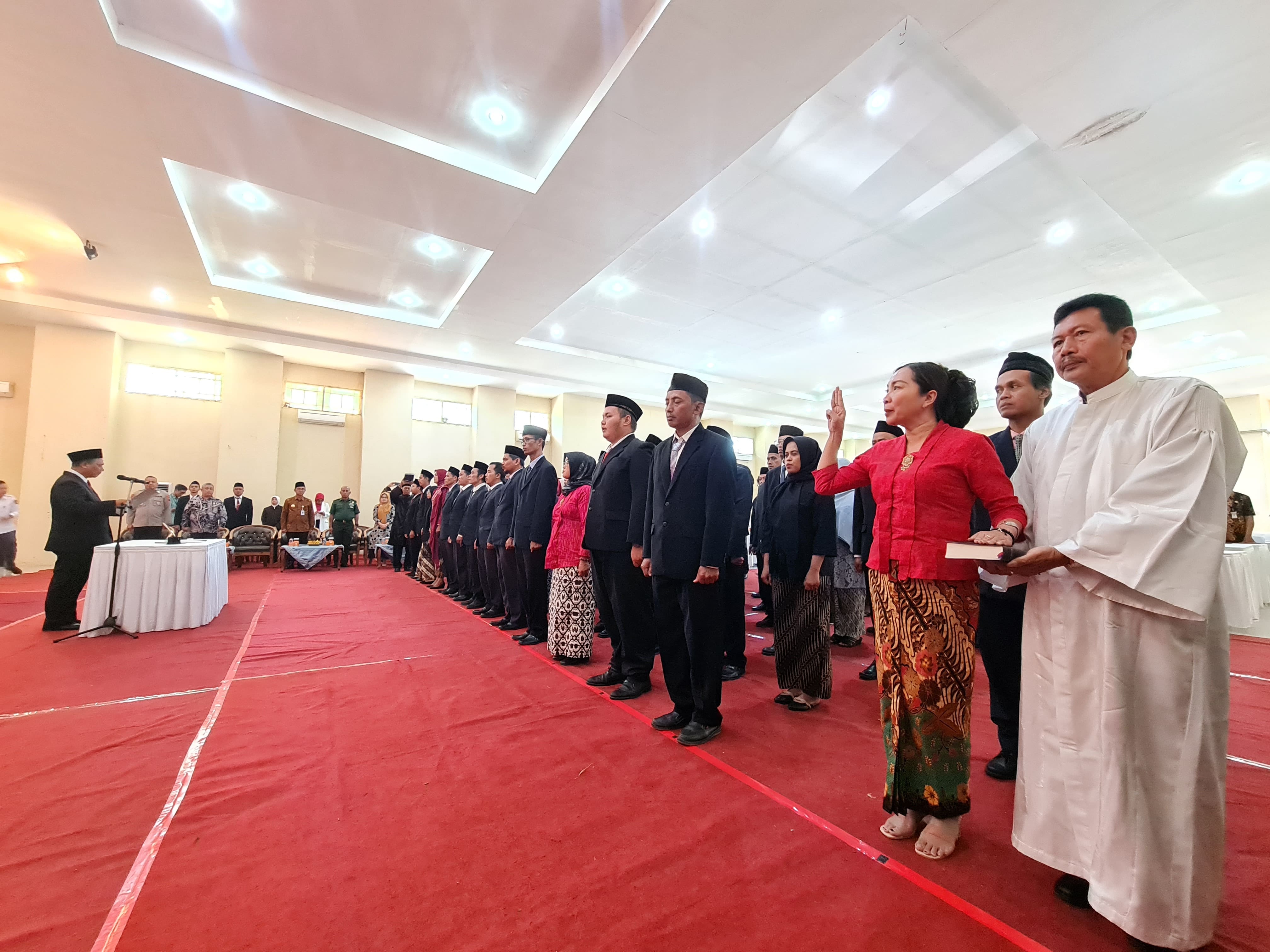 &nbsp;  RESMI: Ratusan PPK pada Pilkada 2024 dilantik dan diambil sumpah/janji di aula PDAM Tirta Gemilang Kabupaten Magelang, Kamis (16/5).