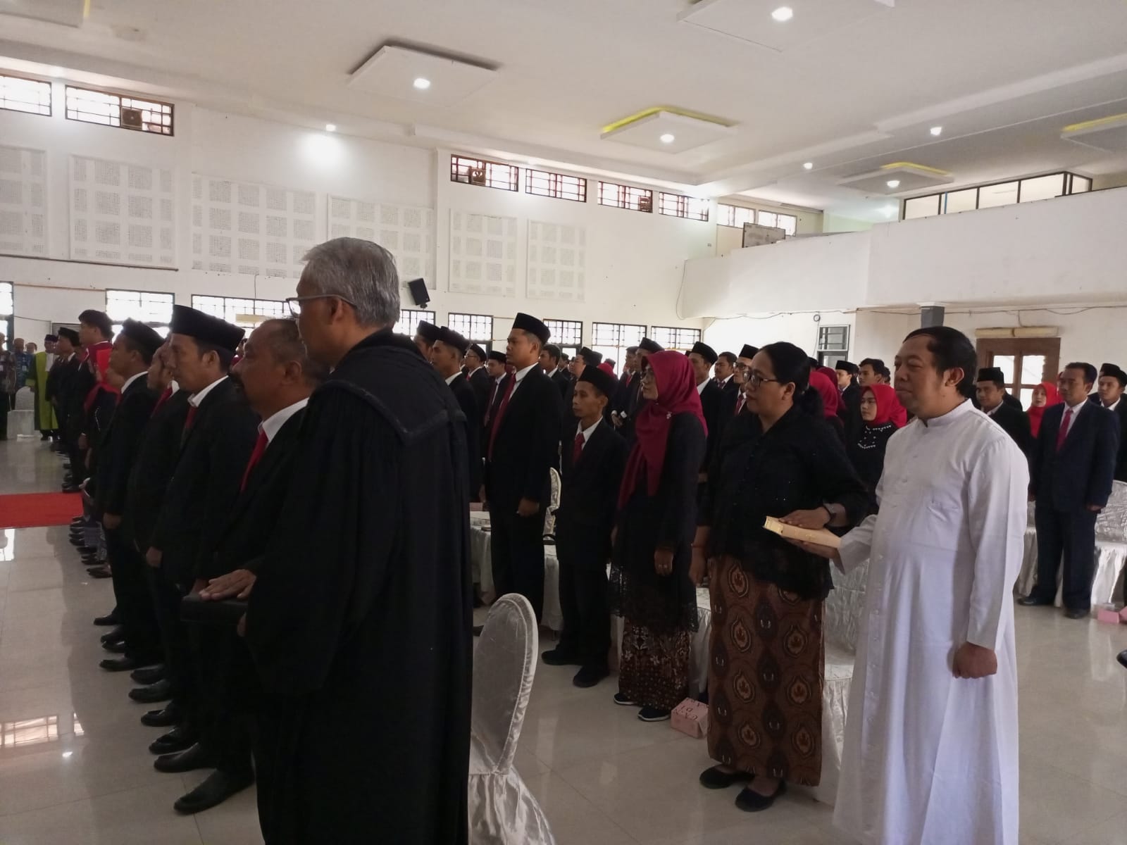 SIAP BERTUGAS : KPU Kebumen melantik 130 Panitia Pemilihan Kecamatan (PPK) Pilkada. Pelantikan diawali pengambilan sumpah dan janji, berlanjut pembacaan pakta integritas.