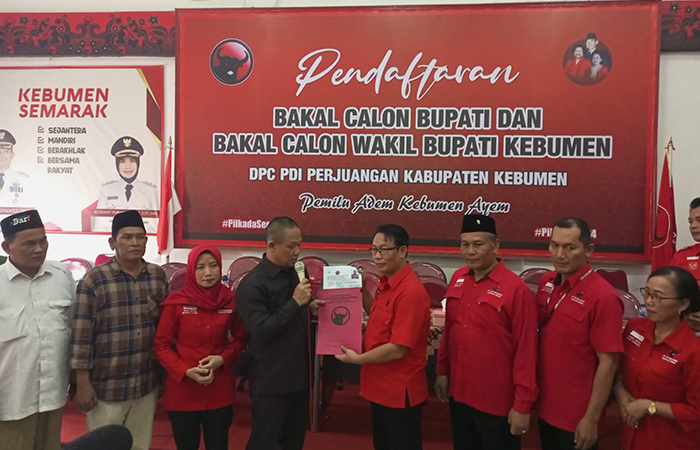 SIAP BERKONTESTASI :Bupati dan wakil bupati petahana mengembalikan formulir perndaftaran ke DPC PDI Perjuangan Kebumen.M Hafied/Radar Jogja