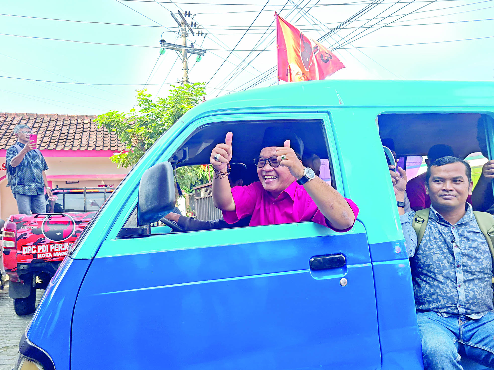 SEMRINGAH: Eks Sekda Kota Magelang Joko Budiyono saat tiba di kantor DPC PDIP Kota Magelang untuk menyerahkan formulir penjaringan Pilkada 2024.&nbsp;(NAILA NIHAYAH/RADAR JOGJA)