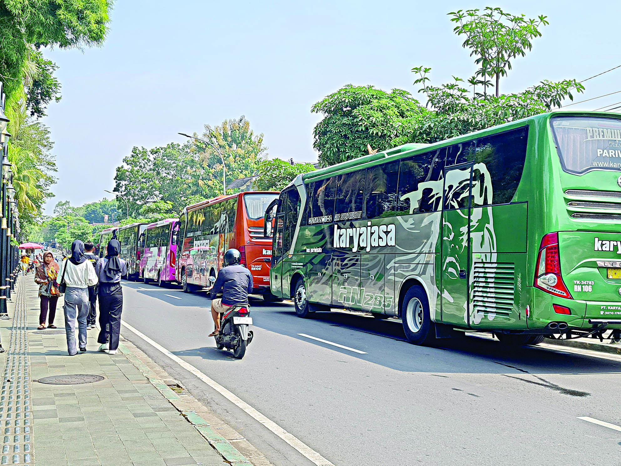 BERJAJAR: Sejumlah bus mengangkut siswa yang tengah melakukan study tour di Candi Borobudur.&nbsp;(NAILA NIHAYAH/RADAR JOGJA)