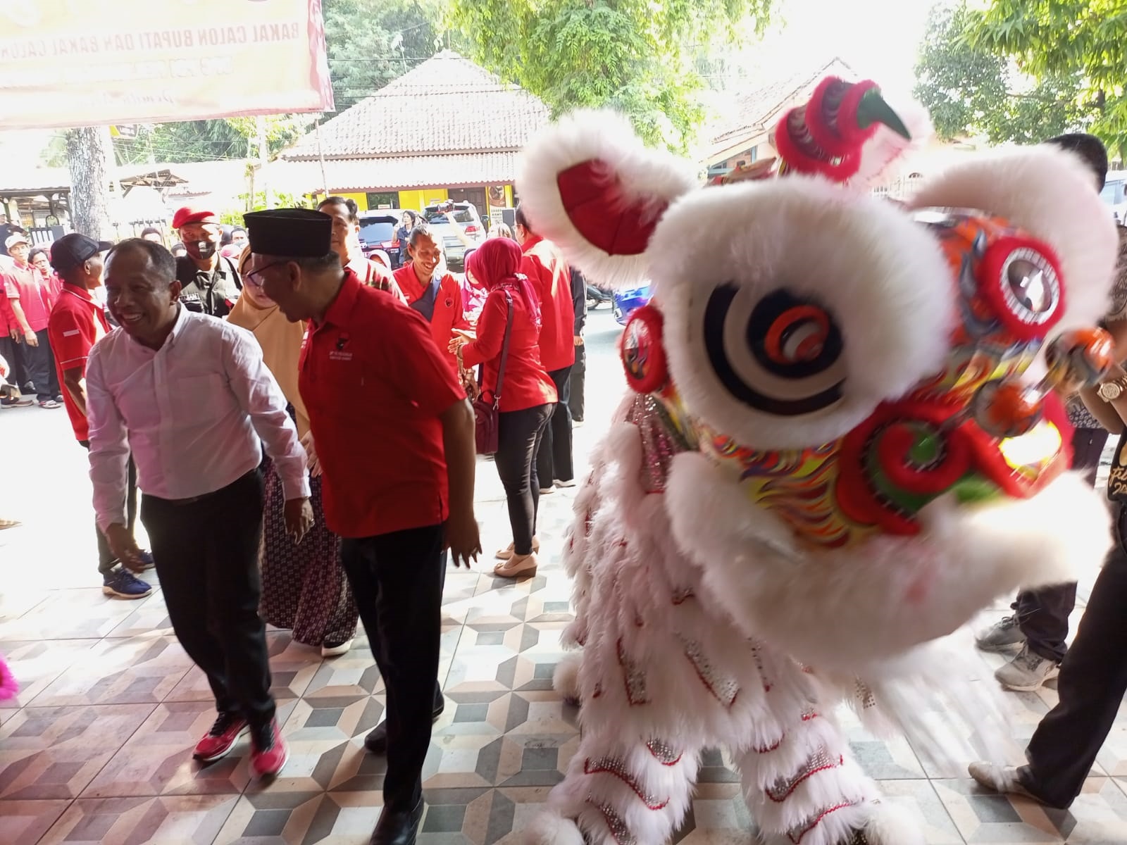 MERIAH: Kesenian barongsai menyambut kedatangan Yulianto saat hendak menyerahkan formulir pendaftaran bakal calon bupati di Kantor DPC PDI Perjuangan Kebumen. (M Hafied/Radar Jogja)