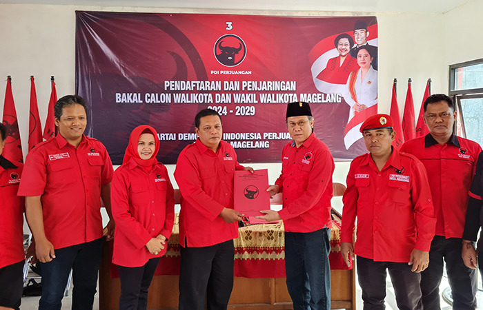 SEMANGAT: Ketua DPRD Kota Magelang Budi Prayitno hendak mengembalikan formulir penjaringan di kantor DPC PDIP Kota Magelang didampingi satgasnya,(19/5).