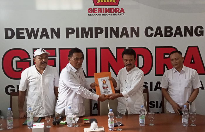 KANDIDAT : Eks Sekda Kebumen Adi Pandoyo yang juga mantan narapidana kasus korupsi mengambil formulir pendaftaran bacawabup dari Partai Gerindra. M Hafied/Radar Jogja