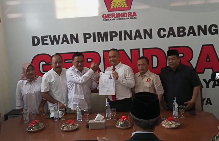 SIAP BERKONTESTASI : Bupati petahana Arif Sugiyanto mengembalikan formulir pendaftaran ke Kantor DPC Partai Gerindra Kebumen. (M Hafied/Radar Jogja)