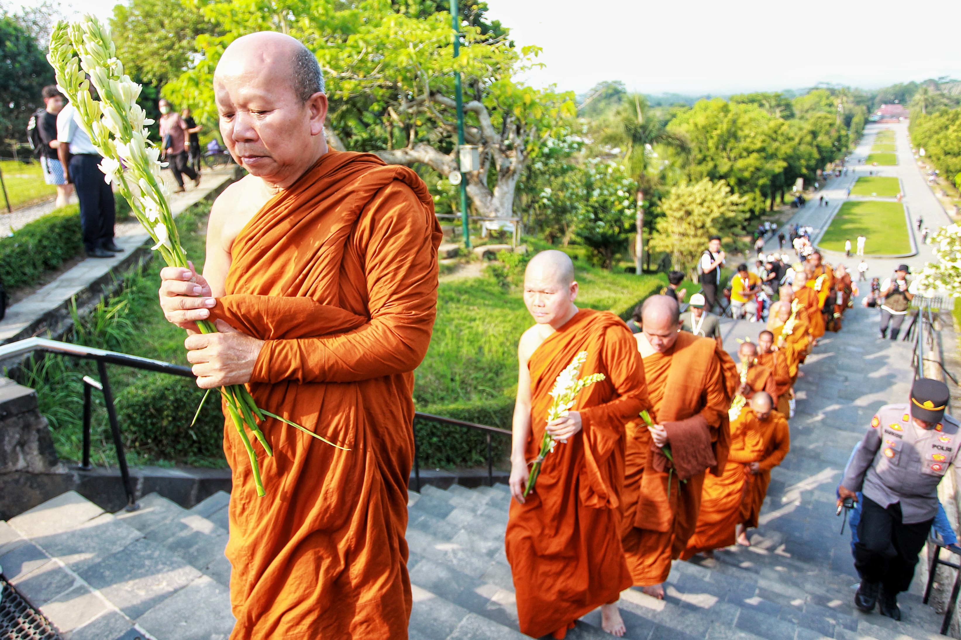 Sejumlah biksu yang mengikuti perjalanan ritual keagamaan (Thudong) tiba di Candi Borobudur, Magelang, Jawa Tengah, Senin (20/5). Perjalanan yang diikuti oleh 43 biksu dari sejumlah negara